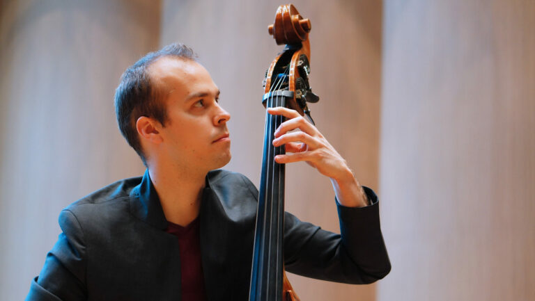 Portrait de Théotime Voisin jouant de la contrebasse