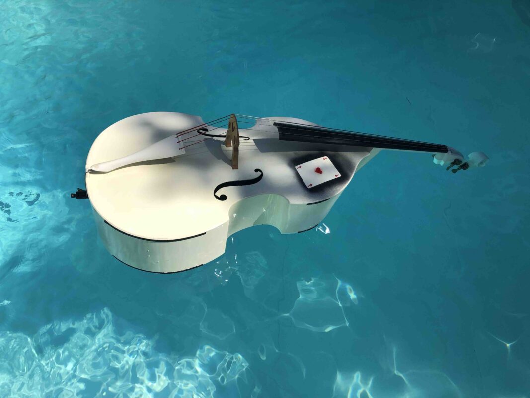 Photo d'une contrebasse dans une piscine