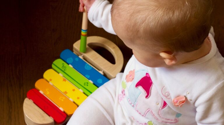 Bébé jouant du xylophone