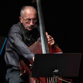 Bernard Cazauran jouant de la contrebasse
