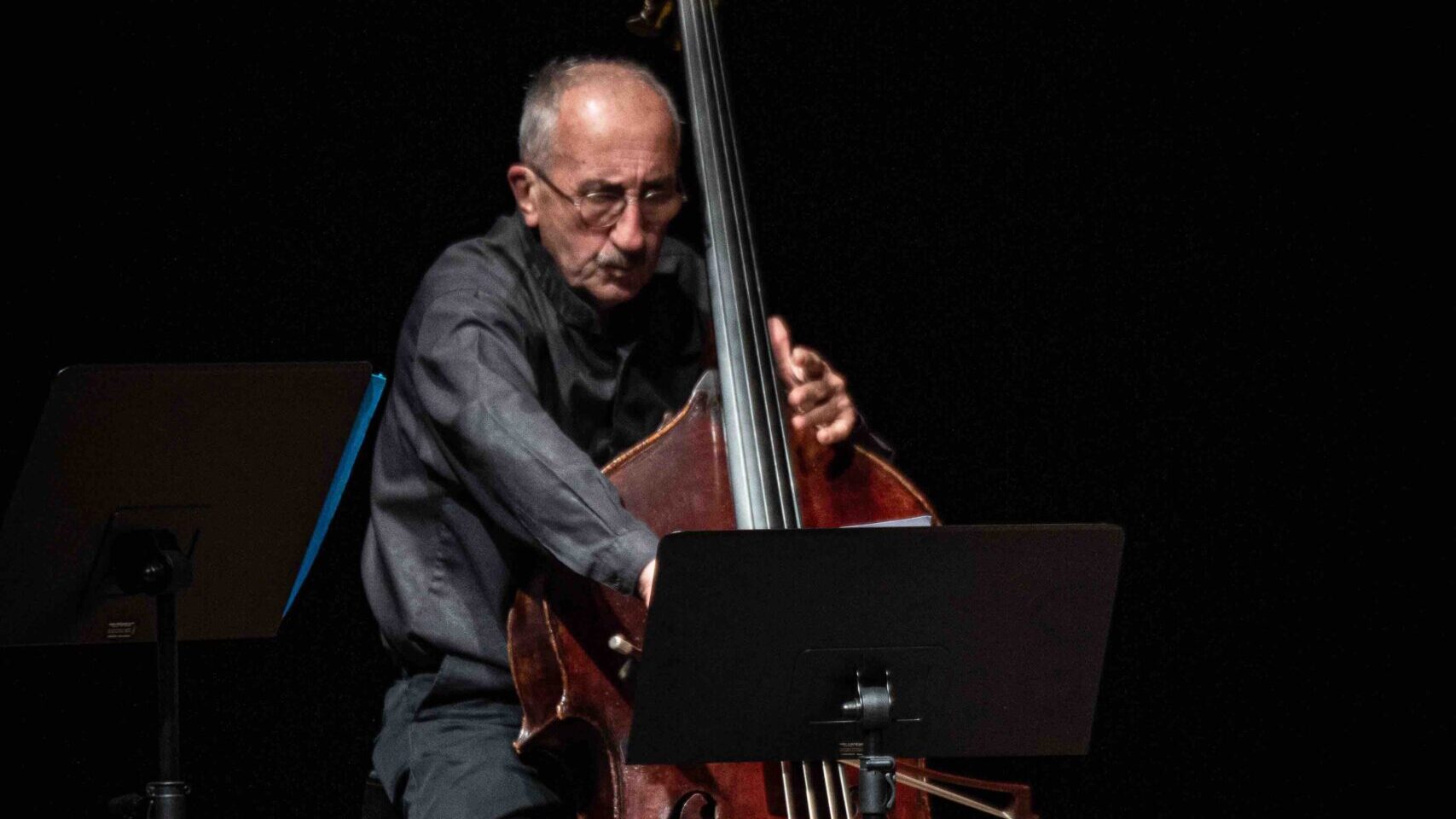 Bernard Cazauran jouant de la contrebasse