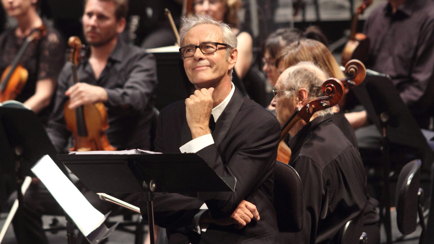 Portrait de Nicolas Rivenq, baryton, au théâtre des Champs Élysées dans l'oeuvre Candide de Leonard Bernstein